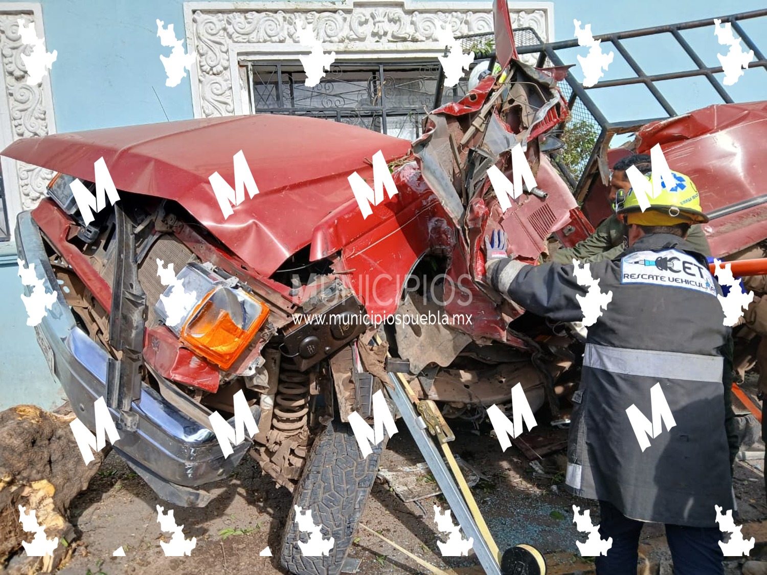 Unidad de ATAH se queda sin frenos en Tlaxco y provoca un accidente