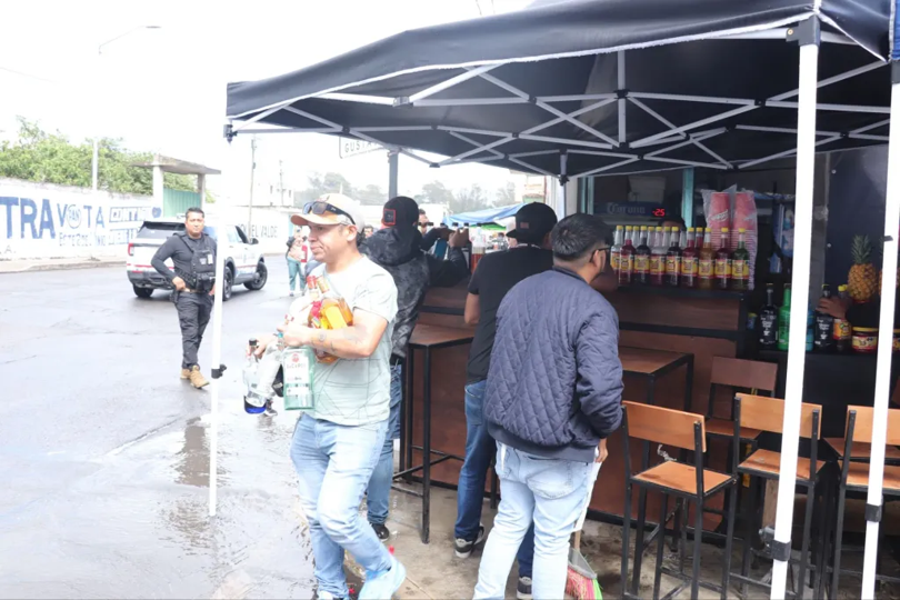 Retiran negocios que vendían bebidas alcohólicas en vía pública en Puebla