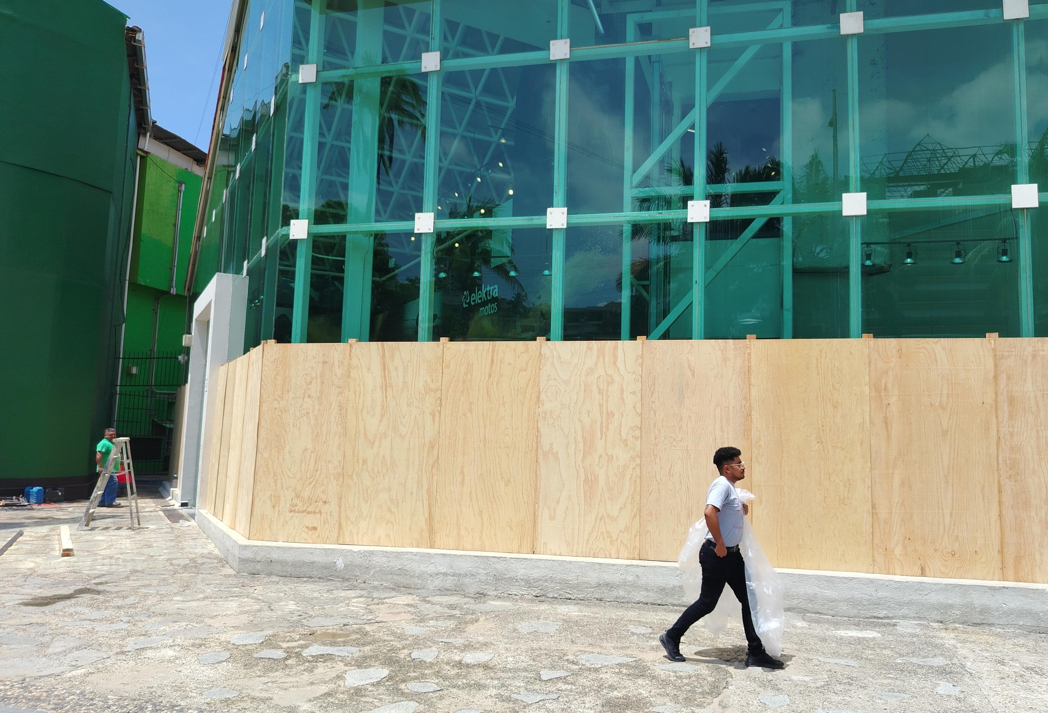 Se resguardan comercios de Acapulco por impacto del huracán Erick