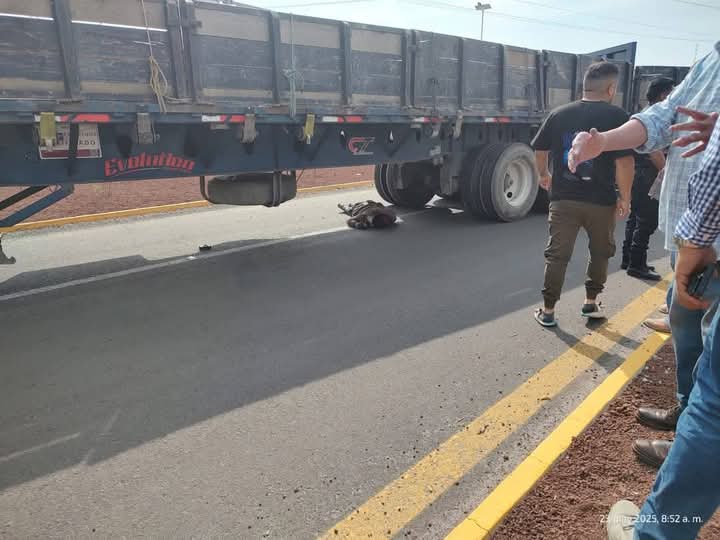 Tráiler atropella a conductor de moto en Chignahuapan 