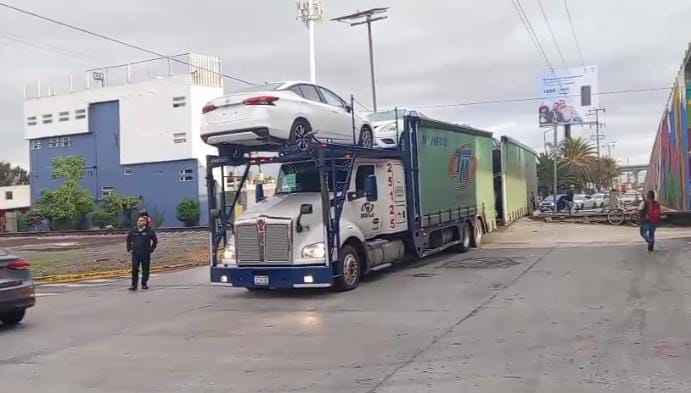 Por más de cuatro horas se queda atorada nodriza en lateral a San Felipe
