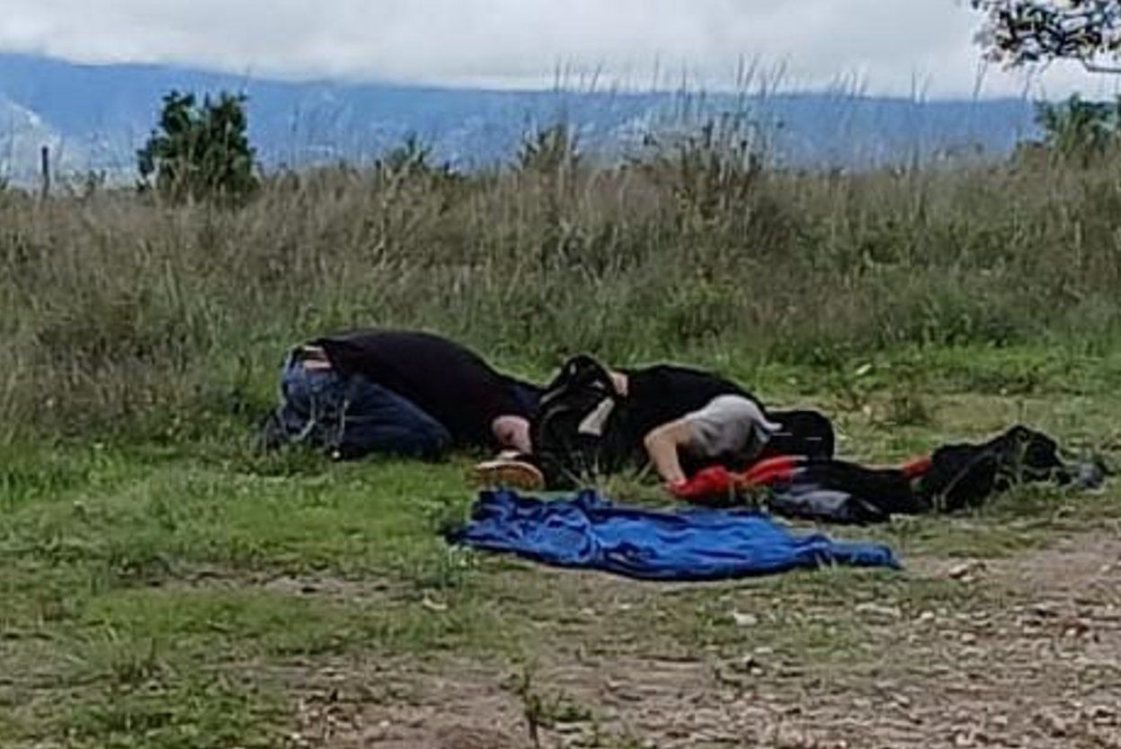 Hallan dos cuerpos con huellas de violencia sobre carretera Tecali-Almoloya