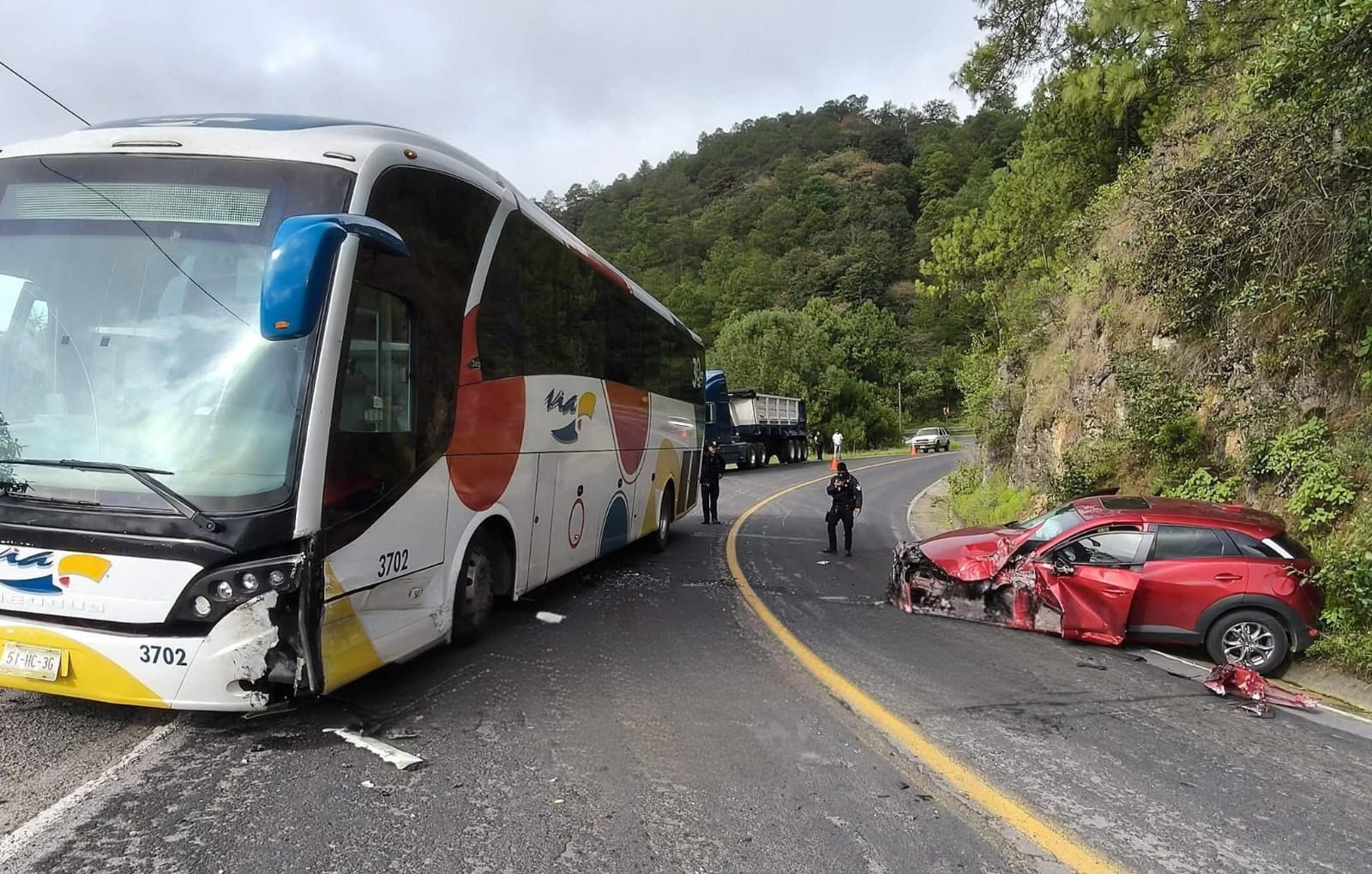 Choque entre autobús VIA y auto deja tres lesionados en Zautla