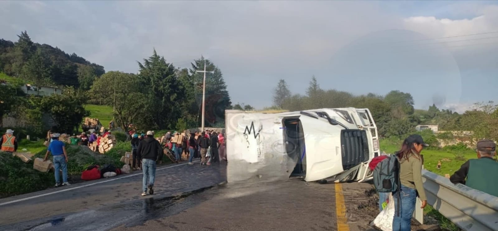 Accidente en la Puebla-Orizaba mantiene cerrada la circulación; hay actos de rapiña