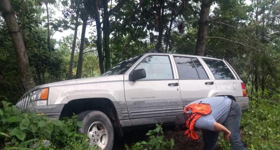 Camioneta queda atascada tras una mala maniobra en carretera El Mohón–Teziutlán, Hueytamalco