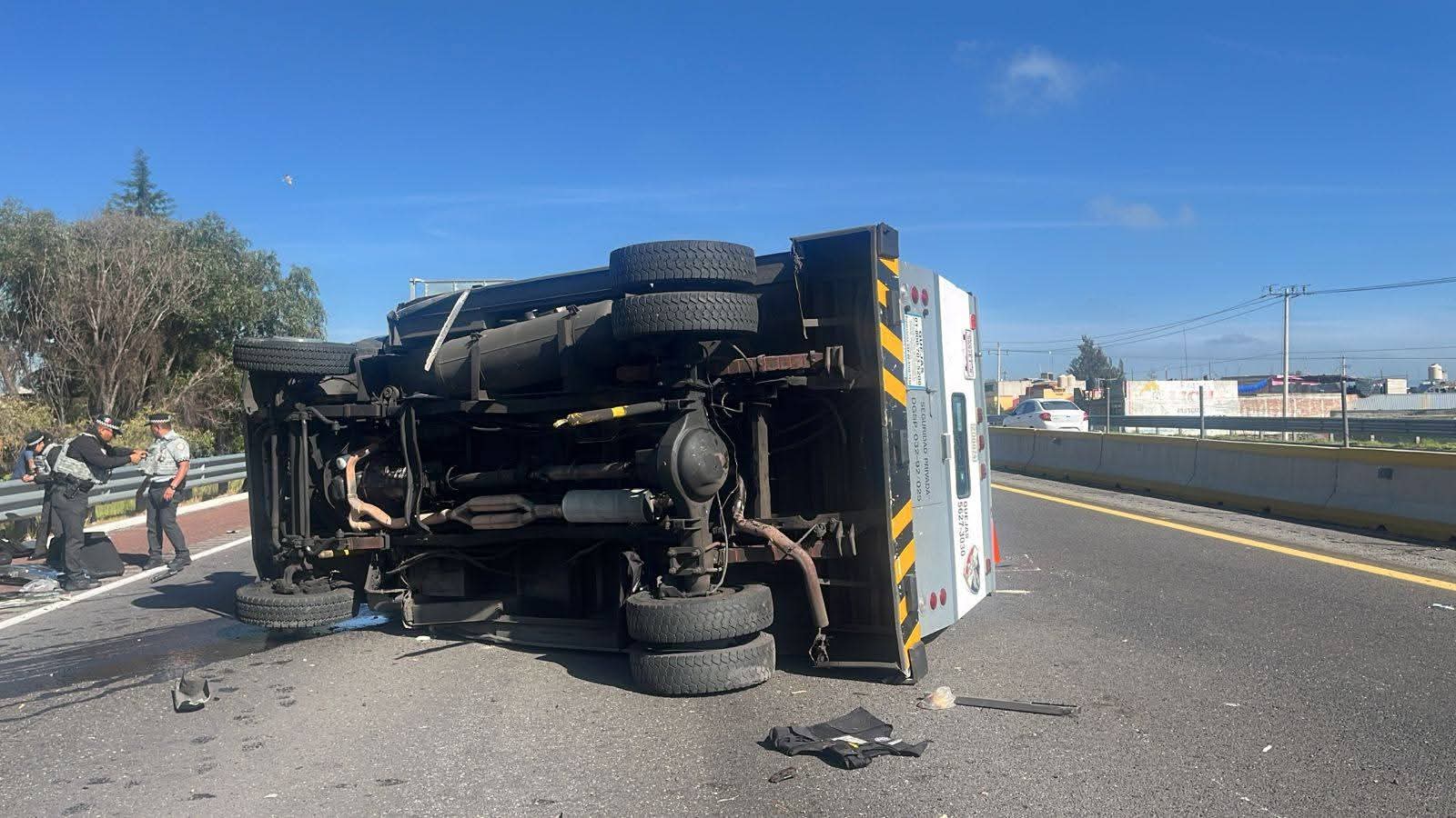Volcadura de camioneta de valores genera cierre en la México-Puebla 