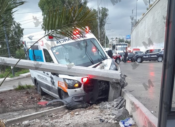 Choca ambulancia en Periférico Ecológico y deja casas sin electricidad