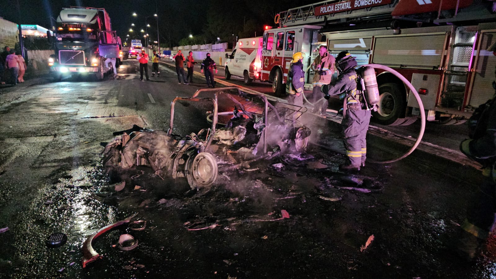 Auto se calcina en bulevar Vicente Suárez de Puebla