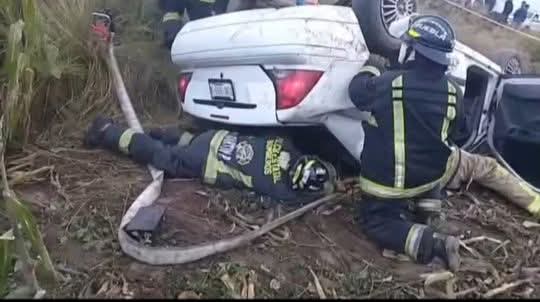Volcadura de automóvil deja un muerto en Tlachichuca 