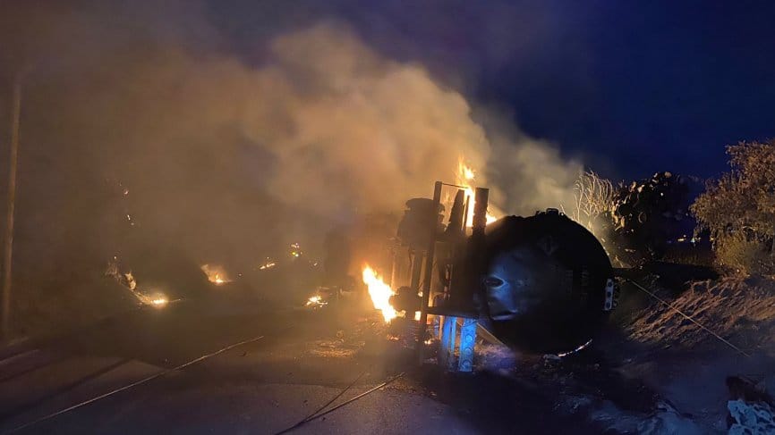 Volcadura de tráiler e incendio provoca cierra de la autopista Puebla-Orizaba 
