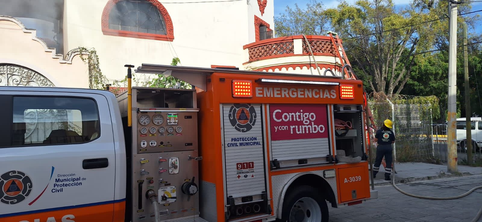 Casona se incendia sobre bulevar 5 de Mayo y 16 Oriente