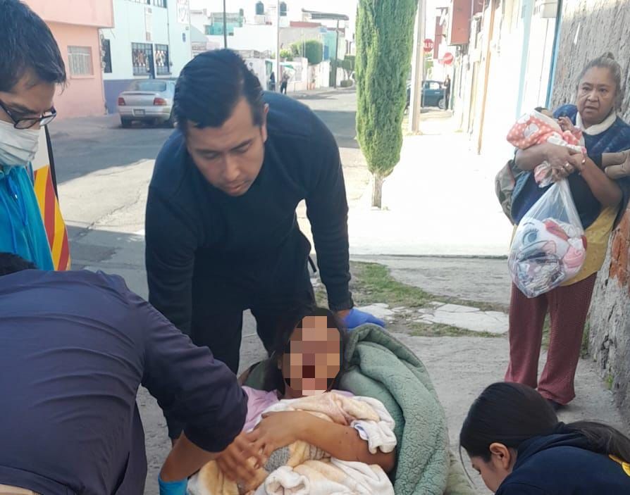 Policías ayudan a mujer en labor de parto