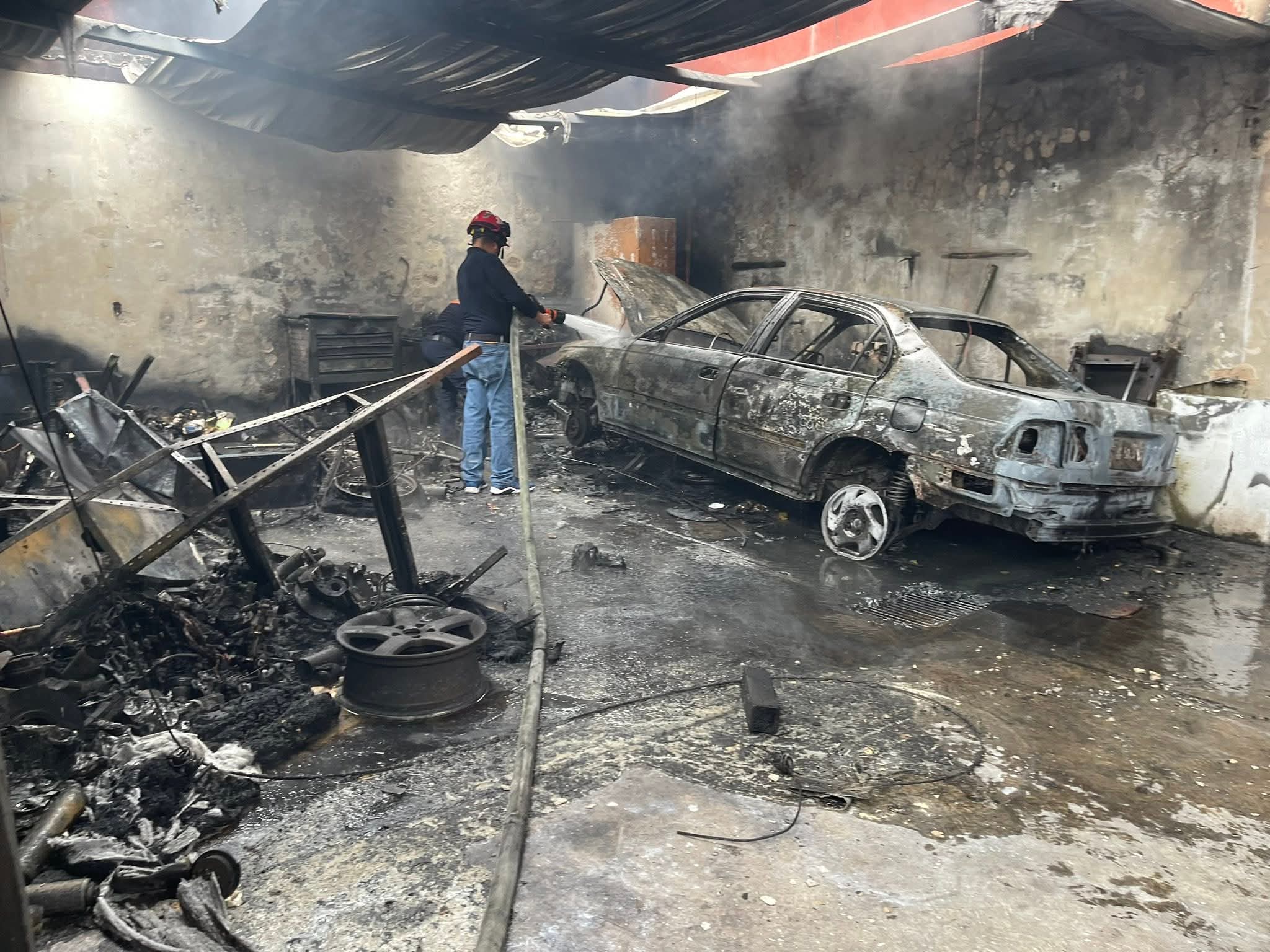 Incendio en interior de taller mecánico deja daños materiales en Teziutlán 