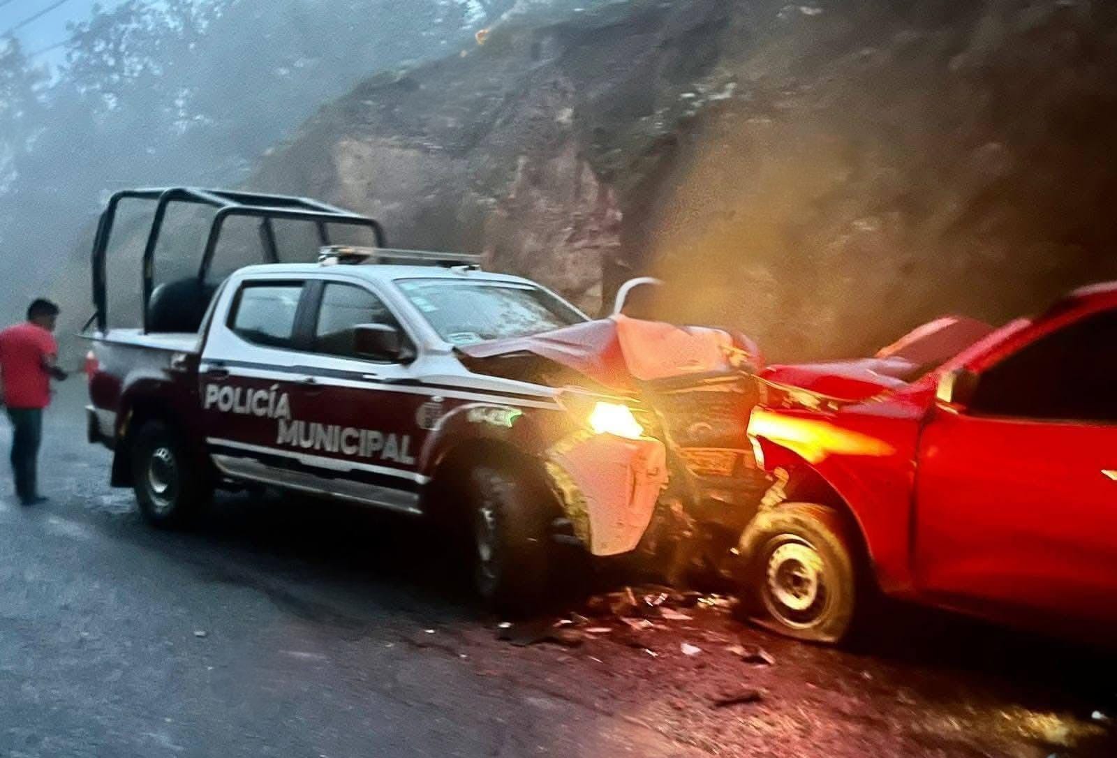 Choque de patrulla de Zoquitlán contra camioneta deja cuatro lesionados 