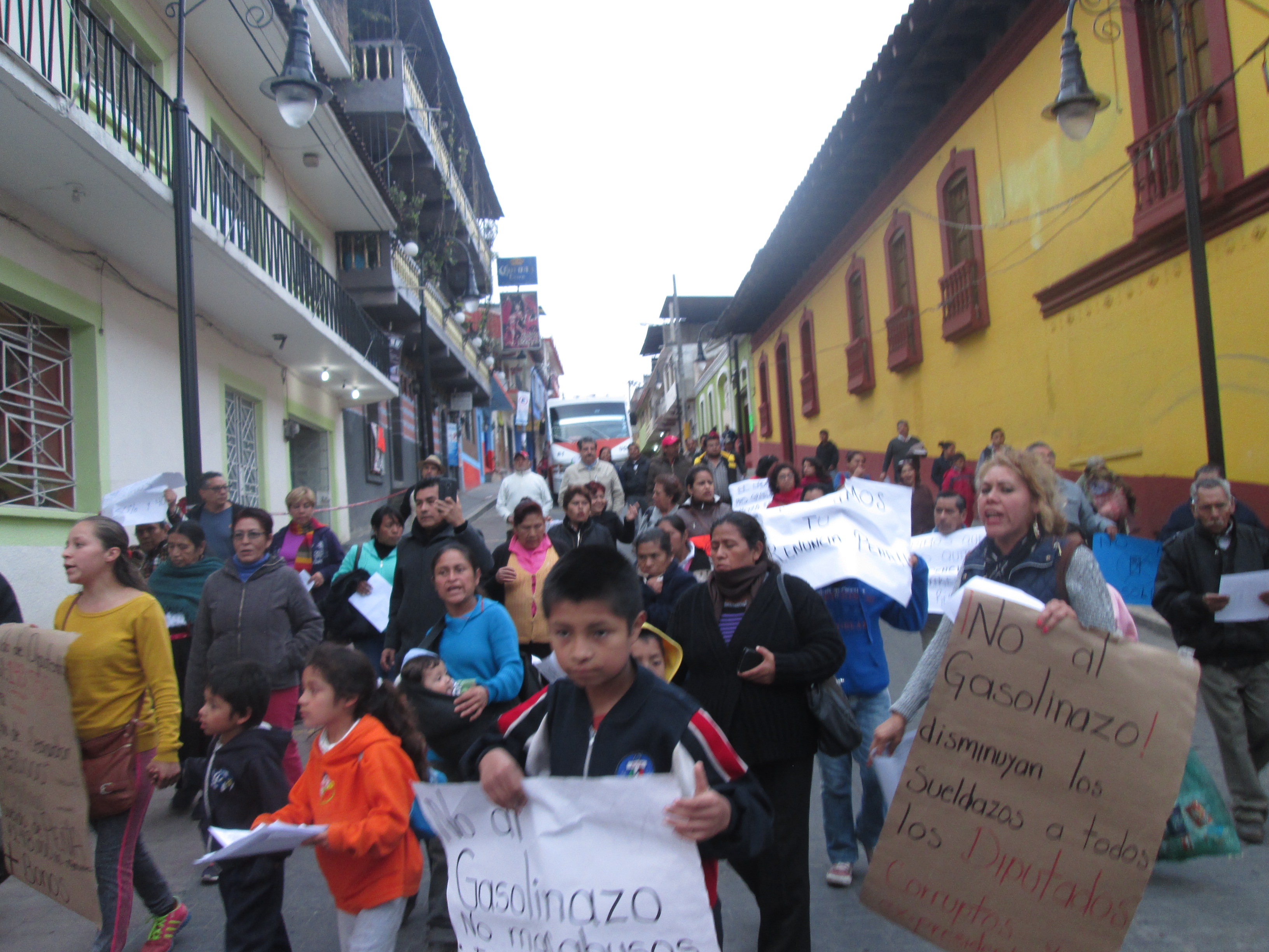  Por gasolinazo protestan contra diputado priísta por Xicotepec