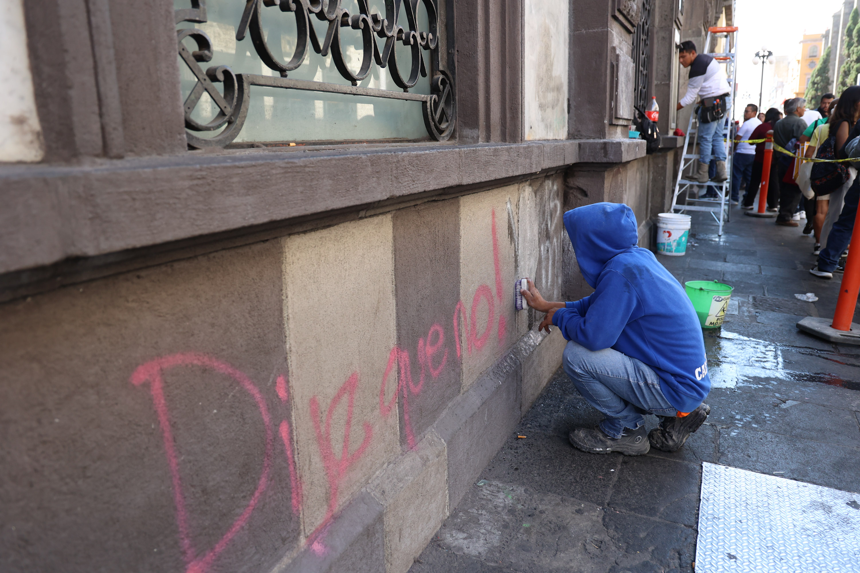 Negocios comienzan con el retiro de pintas por el 8M