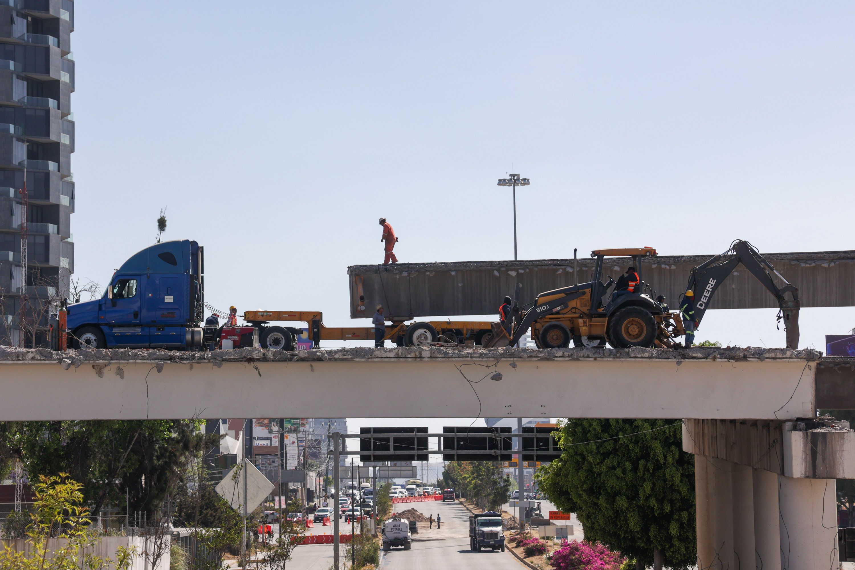 VIDEO Maquinaria pesada se mantiene en la Vía Atlixcáyotl