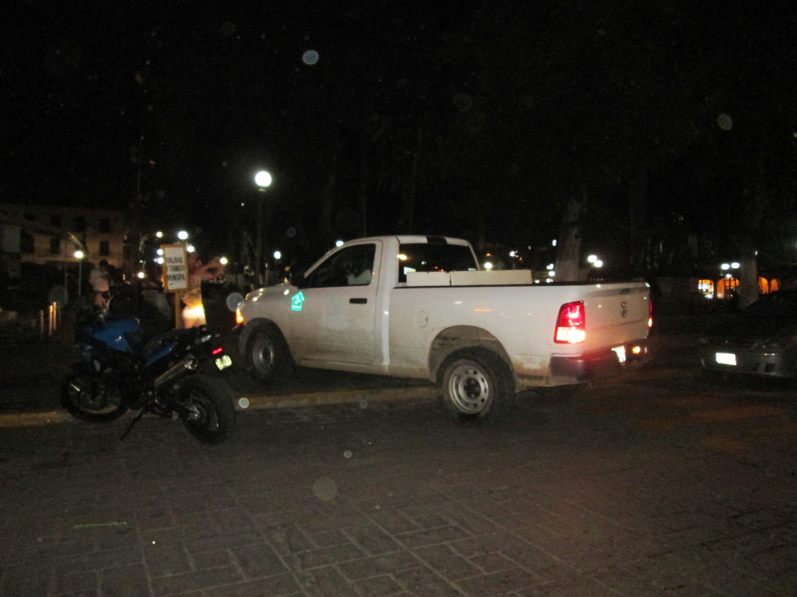 Pobladores devuelven a CFE camioneta retenida en Huauchinango