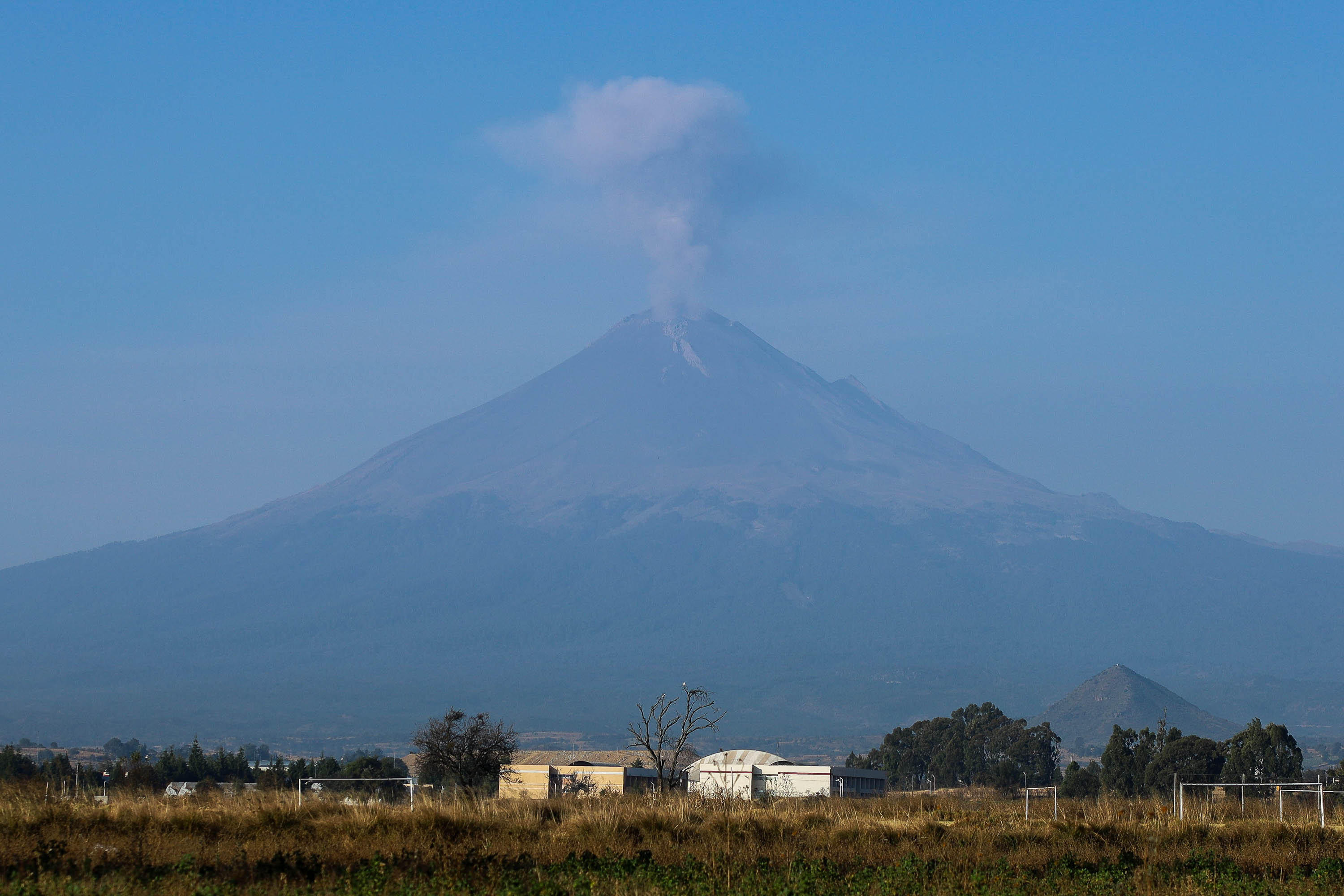 VIDEO Volcán Popocatépetl amanece con una pequeña fumarola