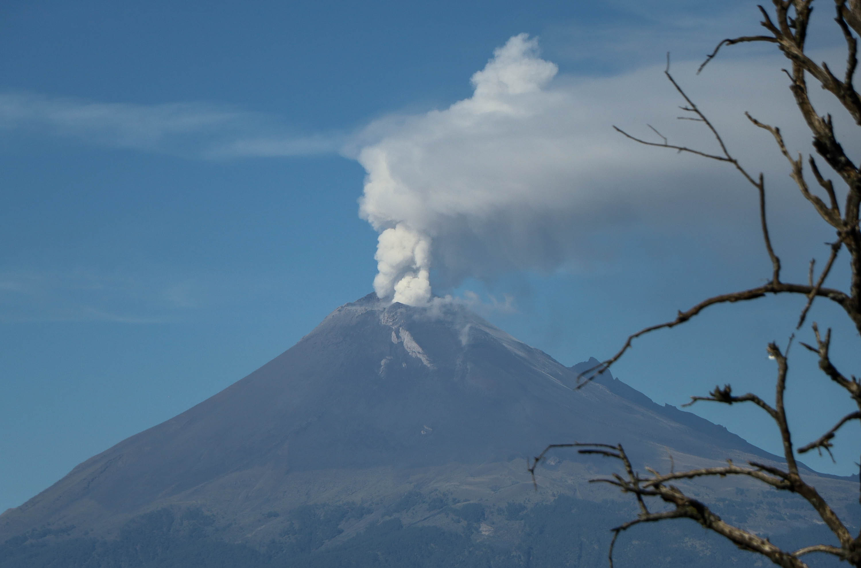 Popocatépetl mantiene actividad constante con fumarola