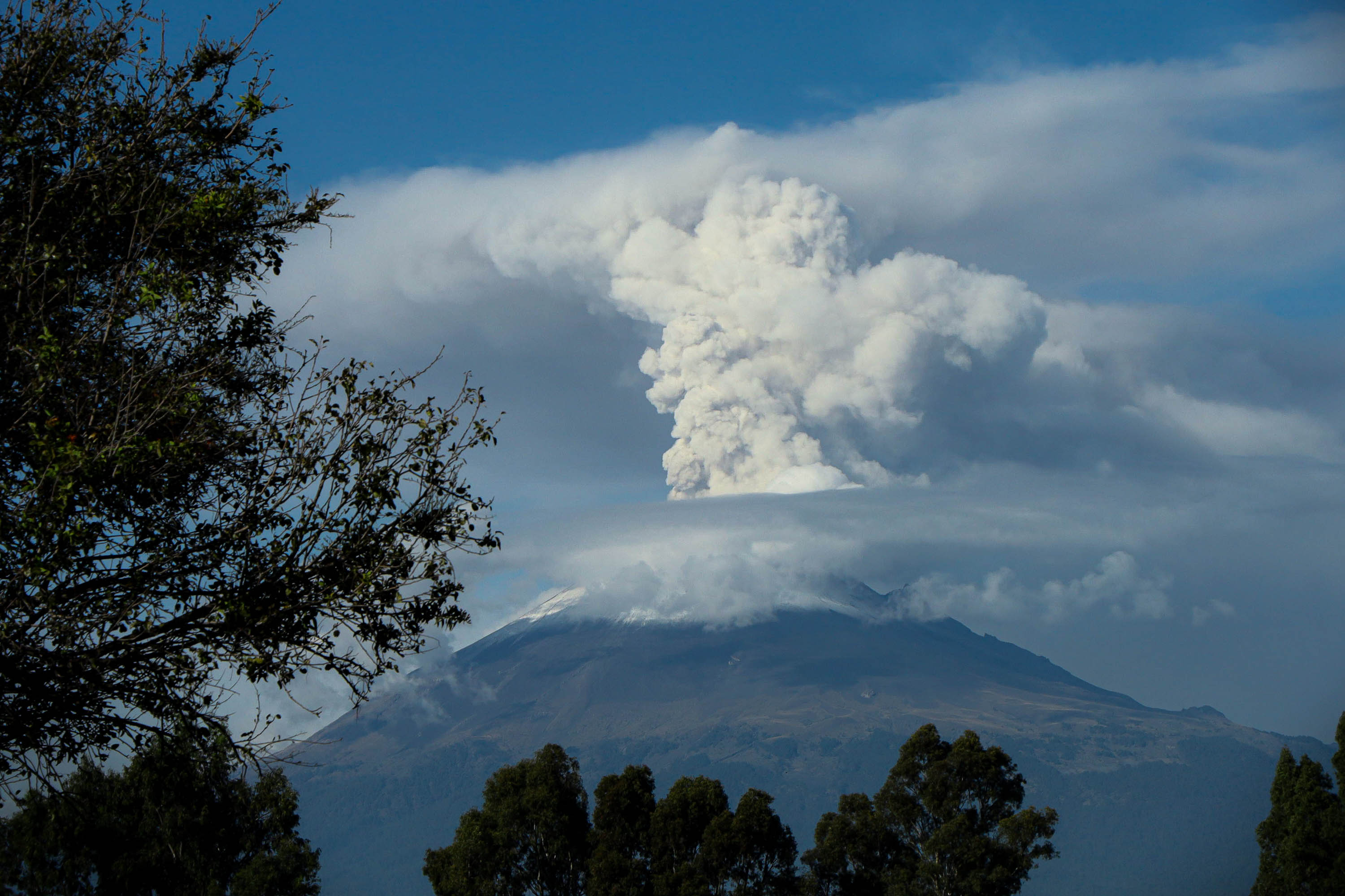 Volcán Popocatépetl amaneció con una impresionante fumarola