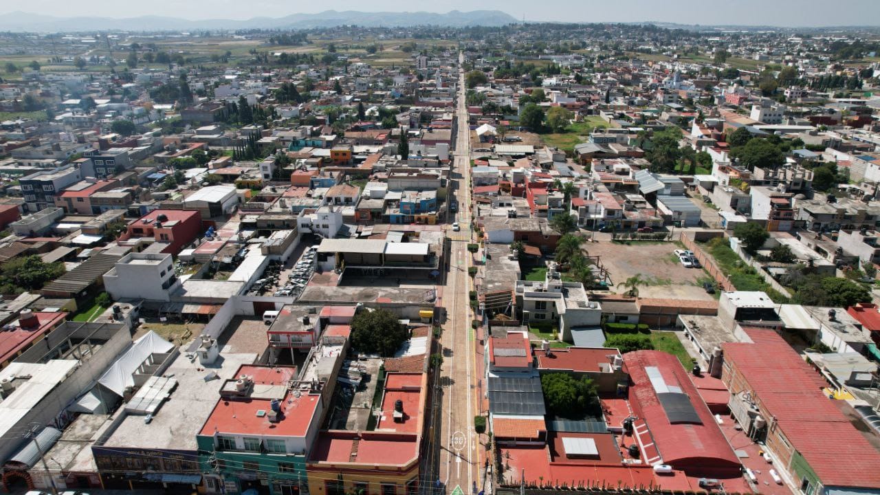 Entrega Mundo Tlatehui rehabilitación de la avenida 16 de septiembre en la cabecera municipal