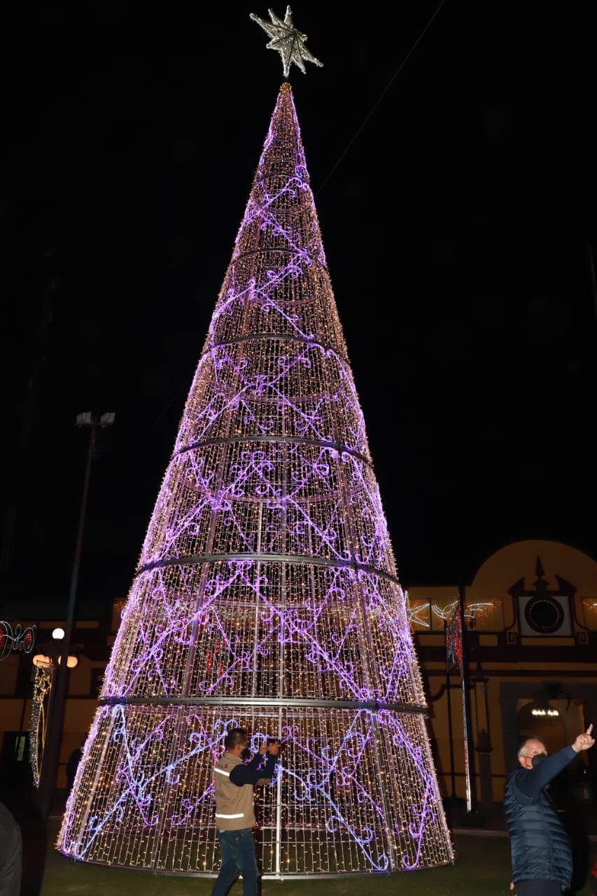 VIDEO Recordando a víctimas de Covid encienden árbol navideño de San Andrés Cholula