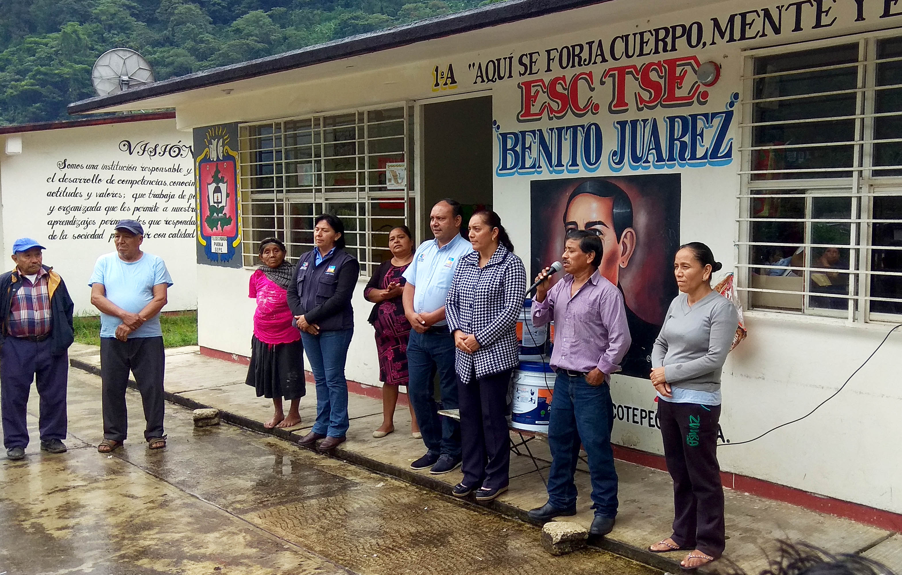 Juan Carlos Valderrábano sigue apoyando a la educación de Xicotepec