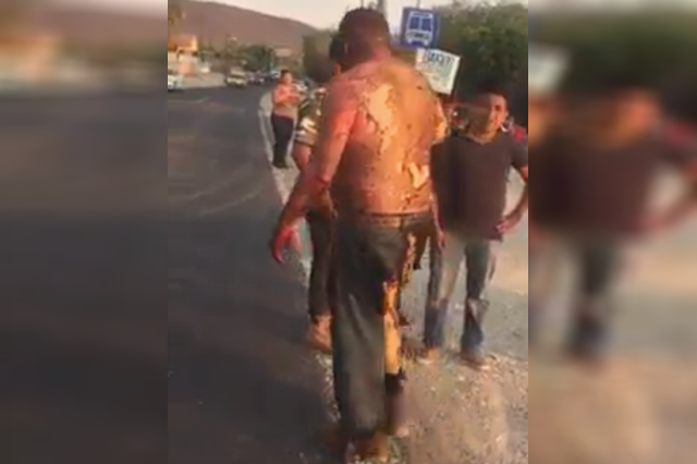 (VIDEO) Chofer escapa de tráiler envuelto en llamas, en la Mixteca
