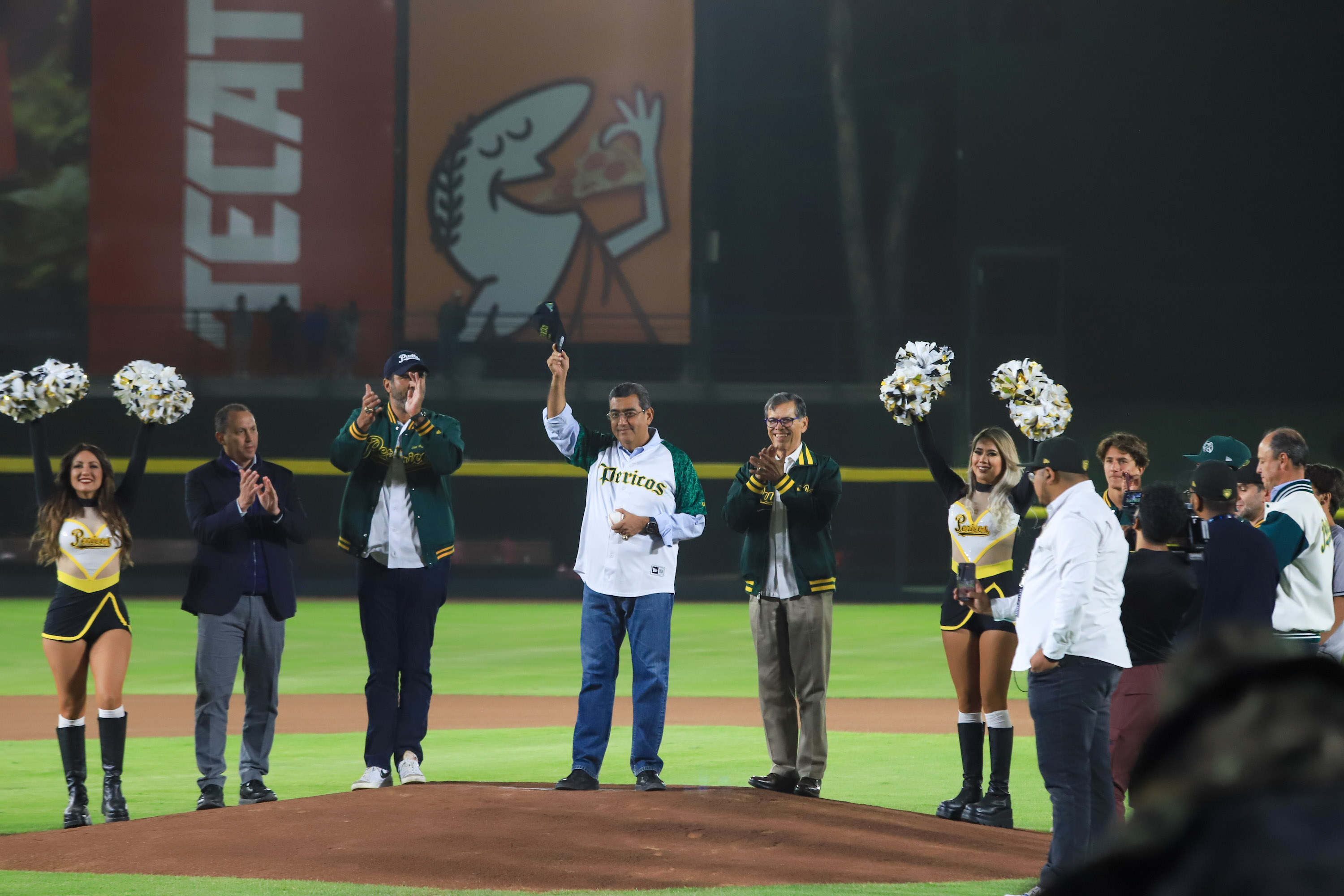 Sergio Céspedes lanza primera pelota de la Temporada 2024