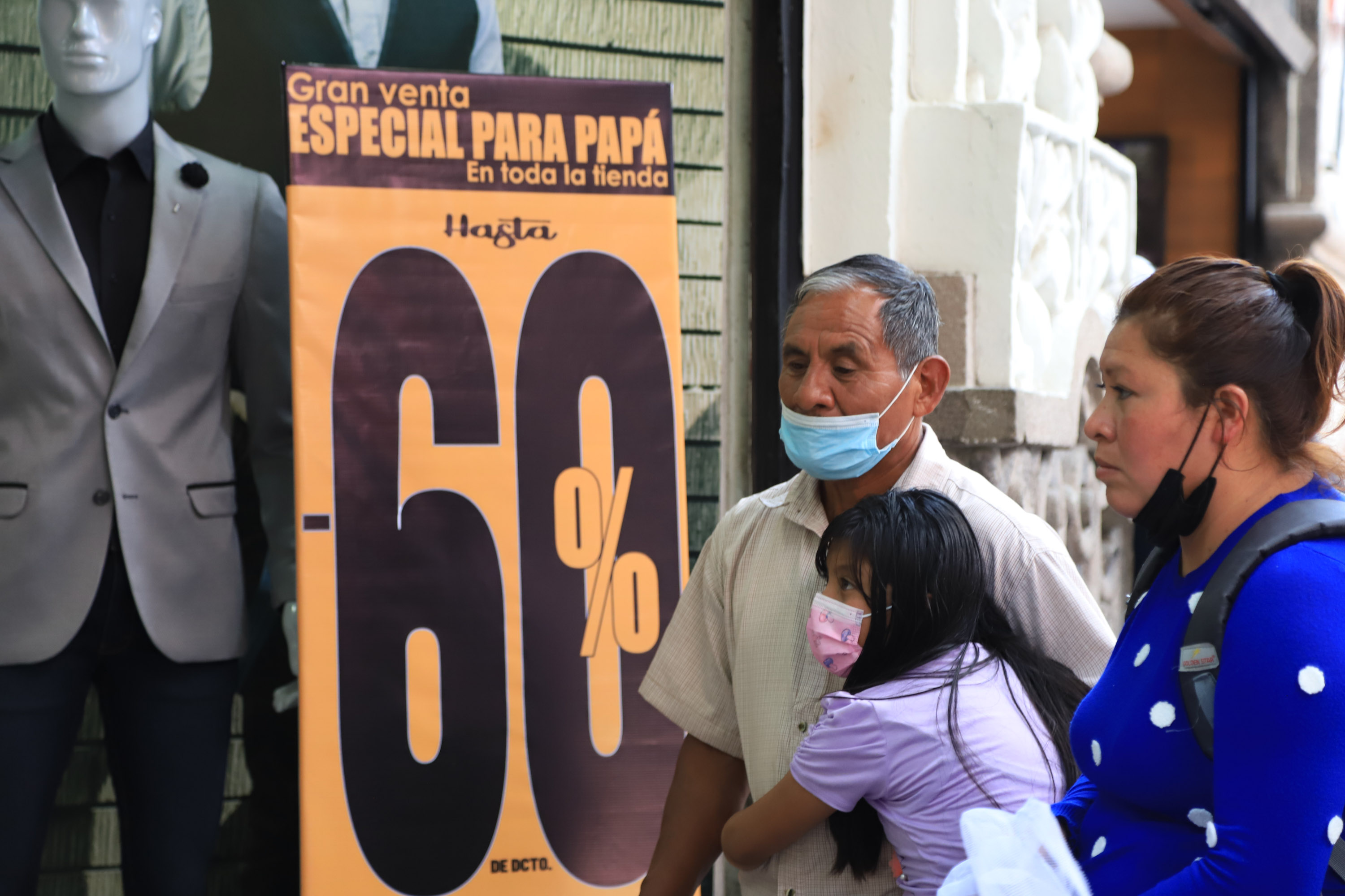 VIDEO Poblanos se alistan con los regalos para el Día del Padre