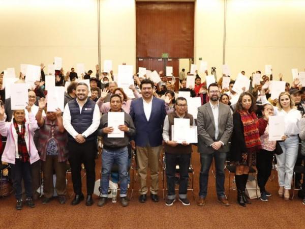 Entregan 700 escrituras a propietarios de preios o casas de 85 colonias de Puebla capital