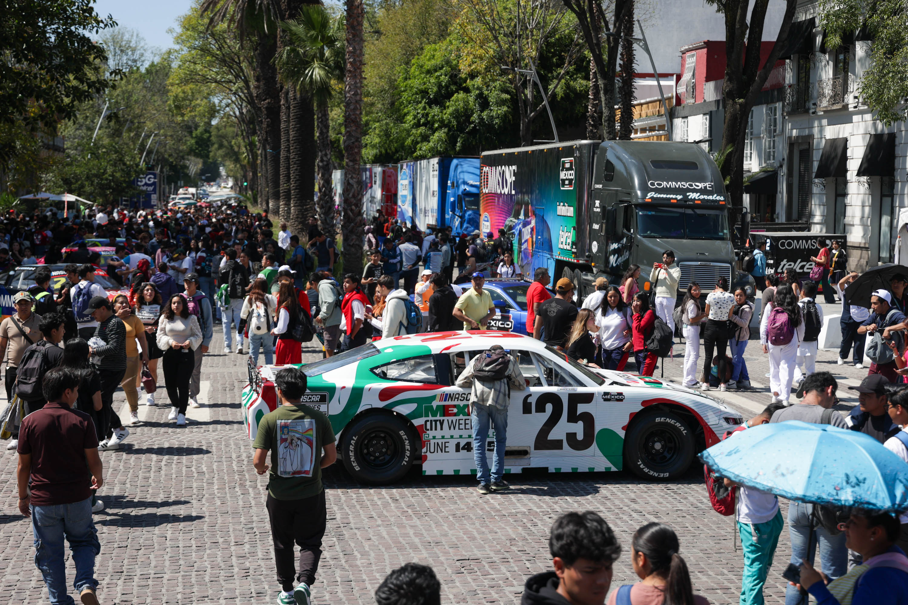 Enciendan motores, arrancan, realizan Nascar Parade