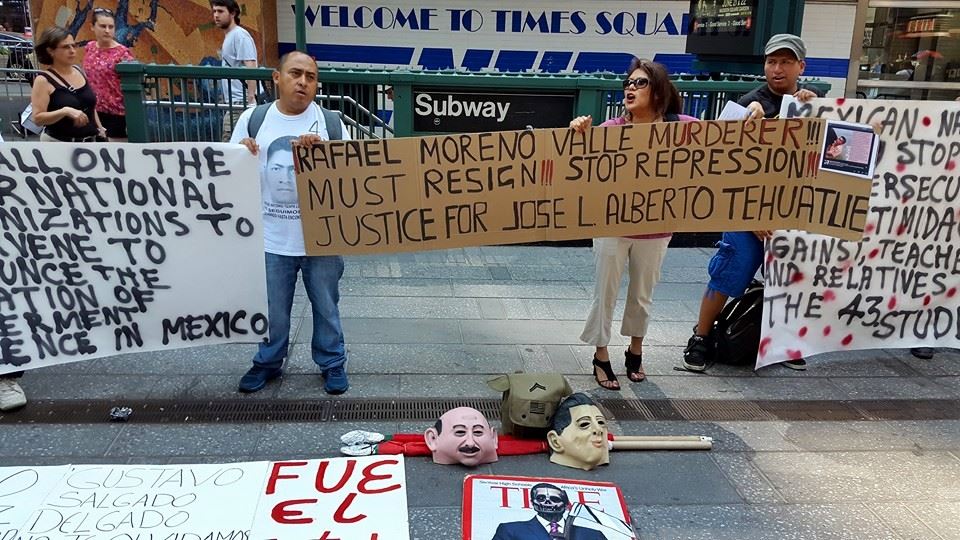 Asesino llaman a Moreno Valle durante protesta en Nueva York