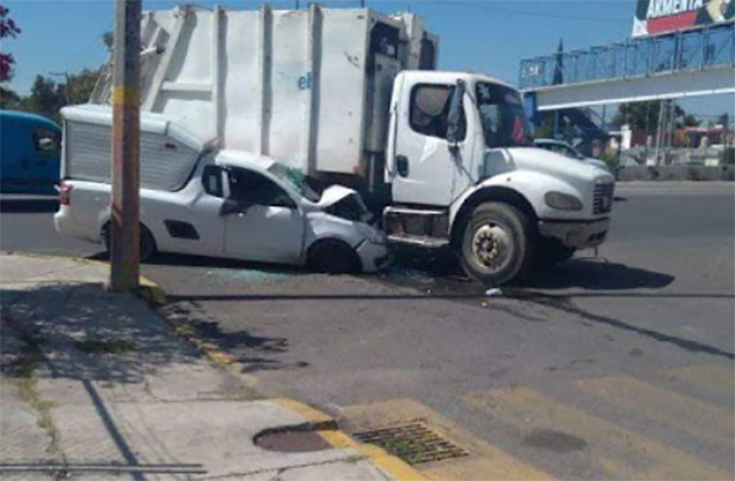 Camioneta choca y queda debajo de camión recolector de basura sobre Periférico