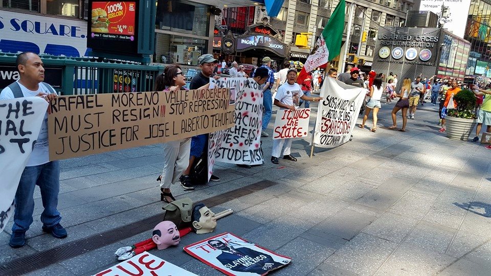 Asesino llaman a Moreno Valle durante protesta en Nueva York