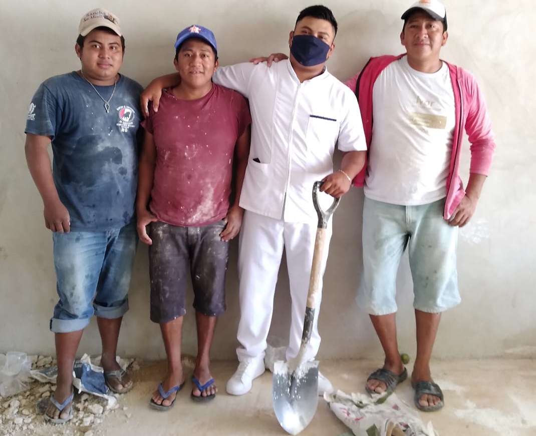 Joven logra convertirse en enfermero, luego de trabajar como albañil