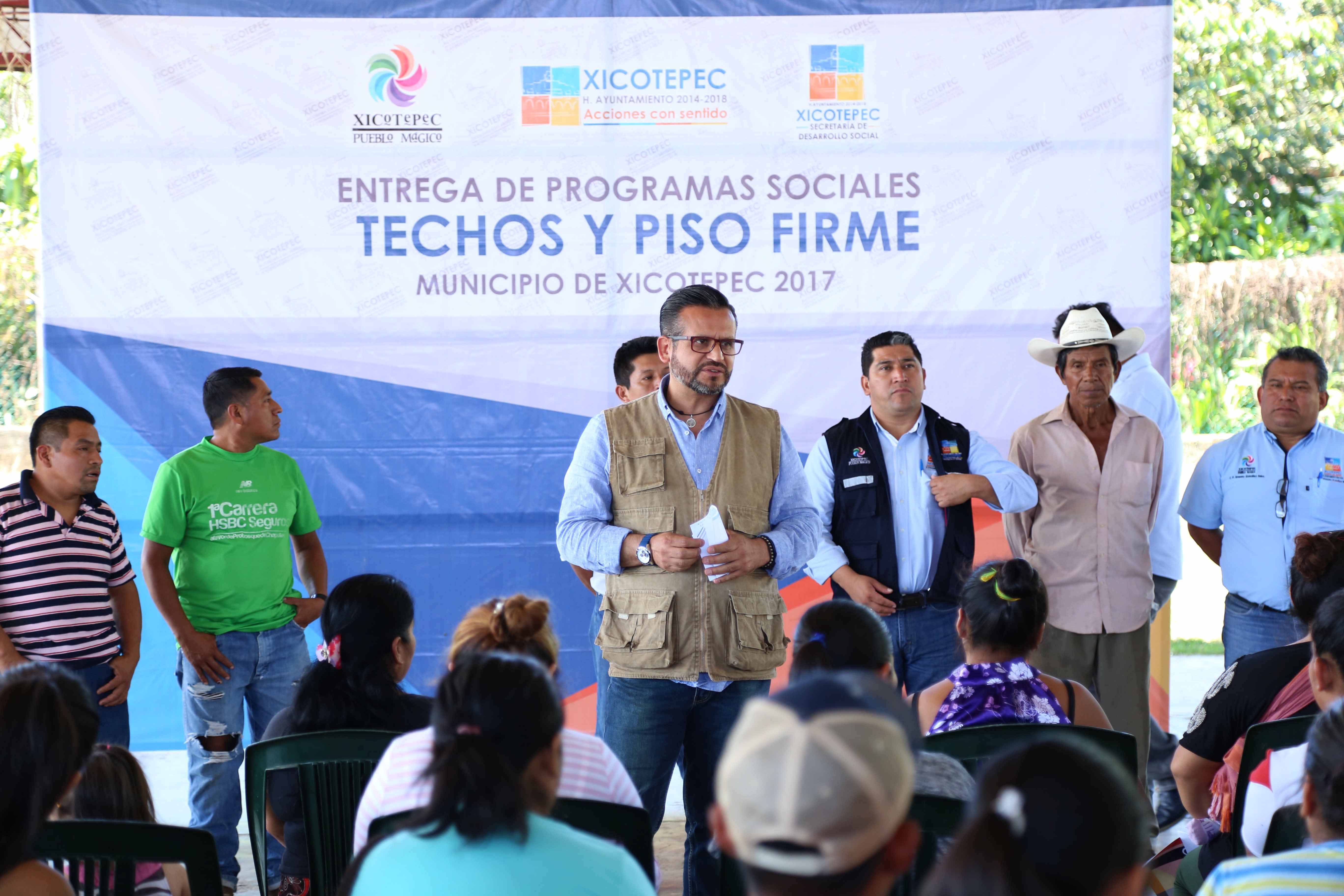 Entregan apoyos de piso y techo digno en Xicotepec