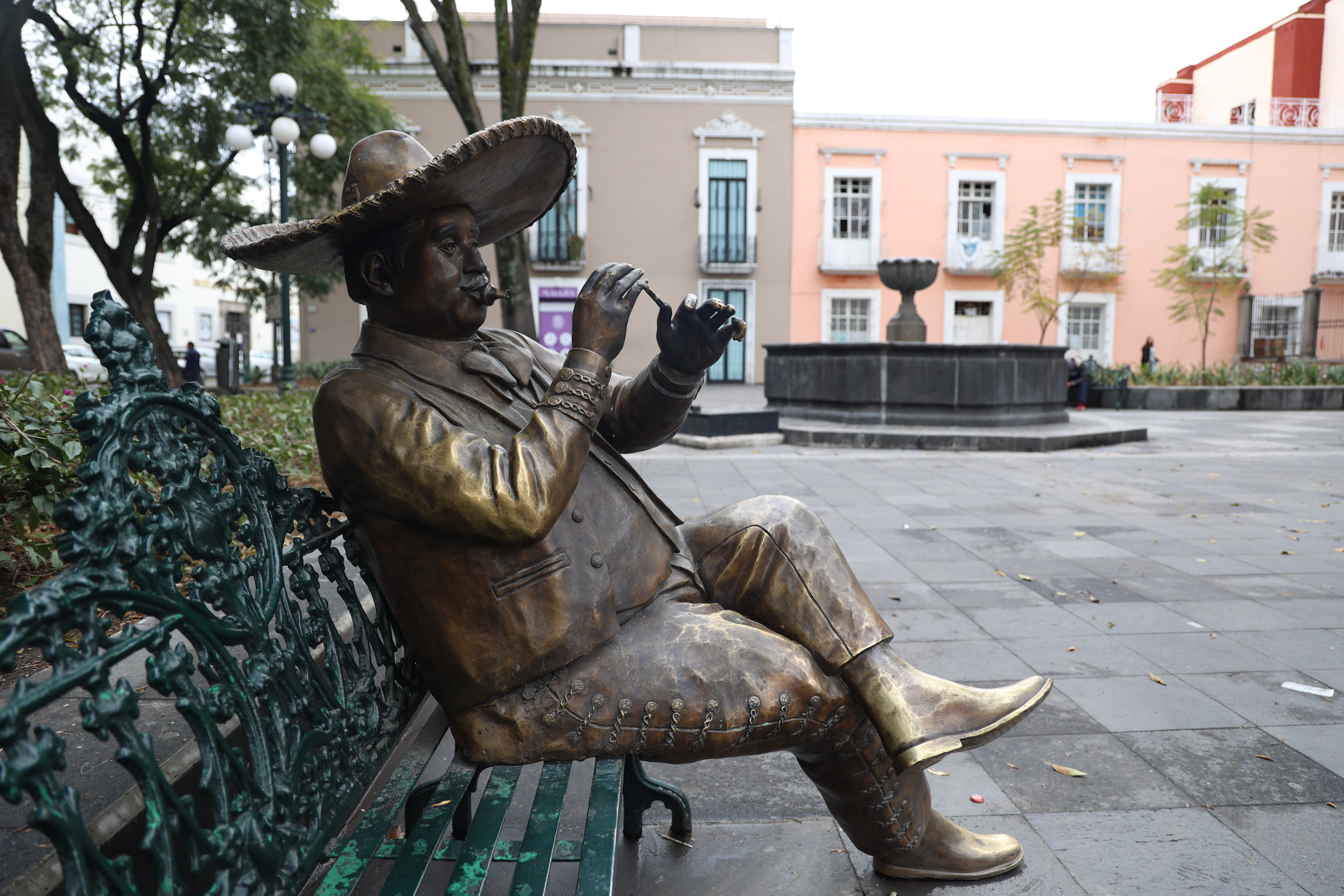 Roban trompeta a escultura de mariachi en el Jardín de San Inés