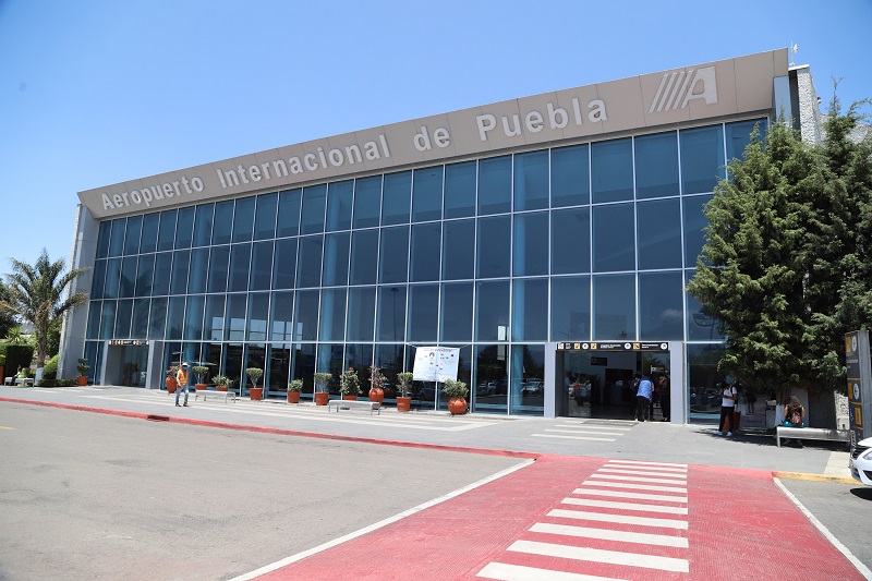 Reabre el aeropuerto de Puebla tras limpieza de ceniza del Popo