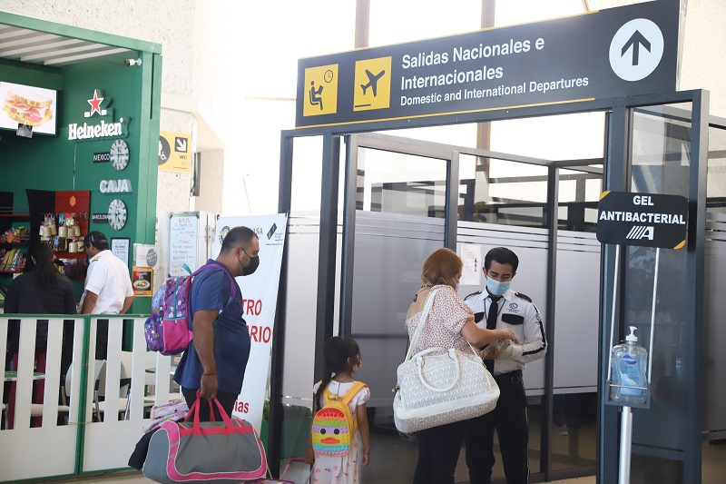 Lluvia de ceniza obliga al cierre del aeropuerto de Puebla este jueves