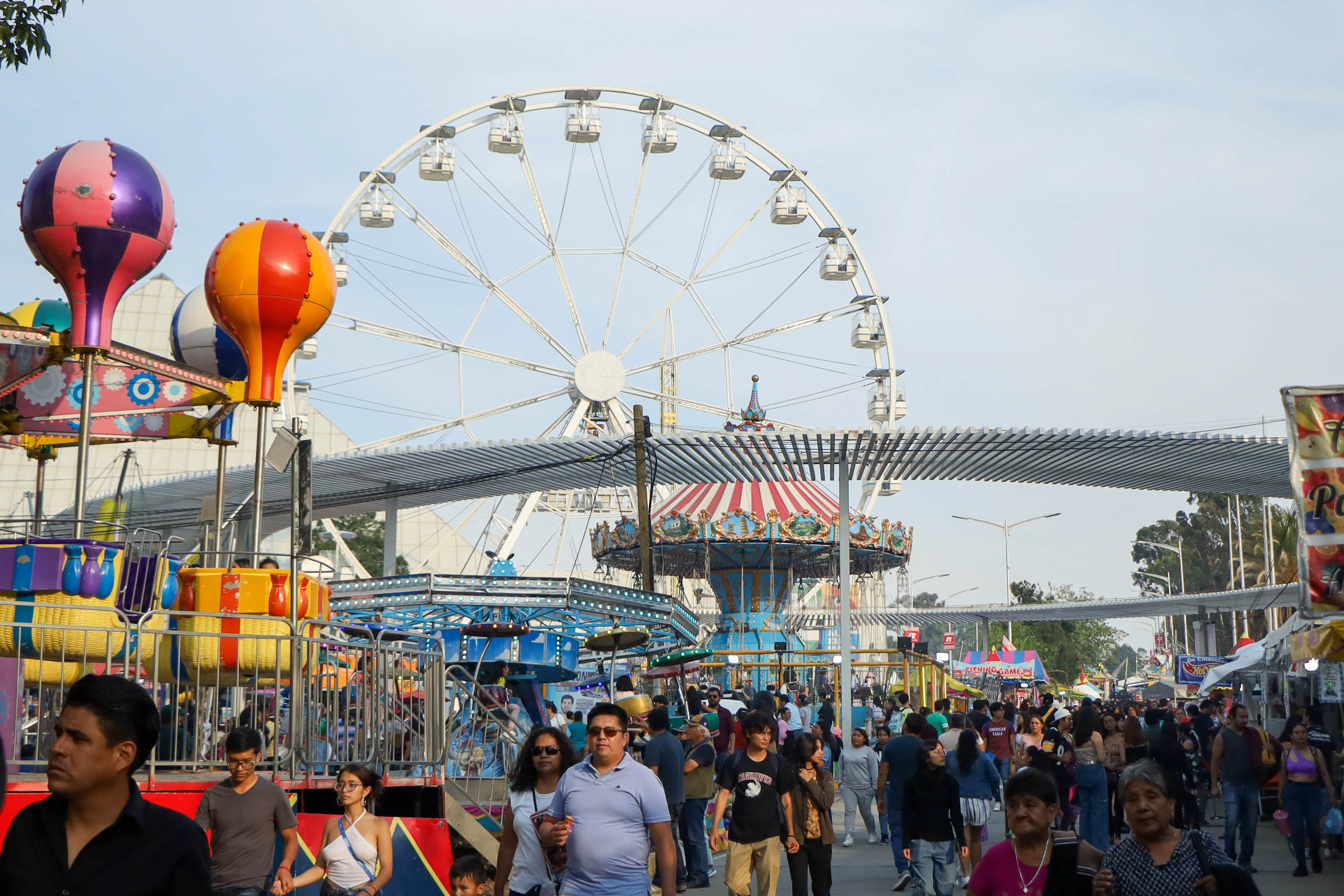 Miles de poblanos disfrutan del último día de la Feria de Puebla