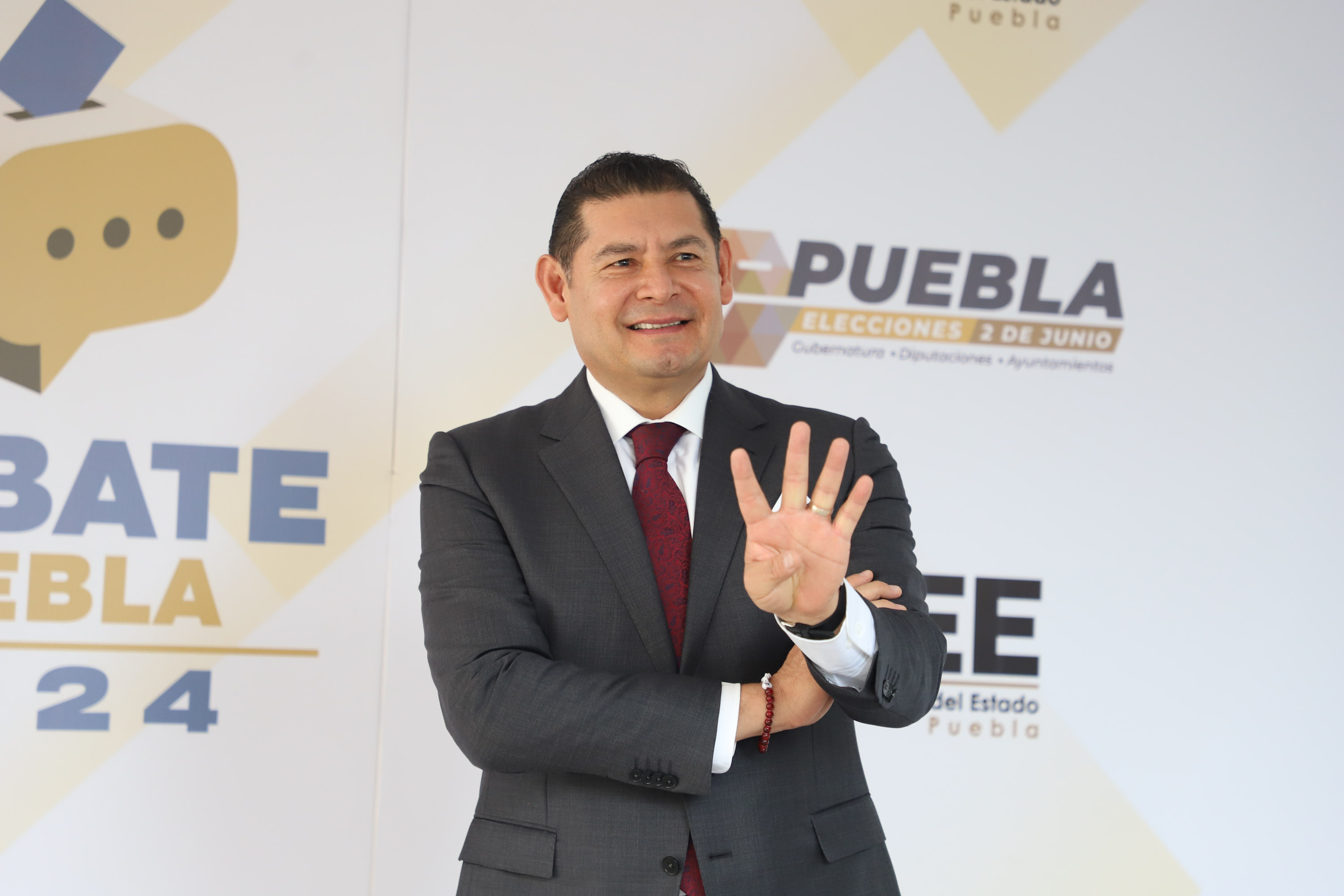 A Eduardo Rivera le da vergüenza decir que es un candidato el PRI: Alejandro Armenta