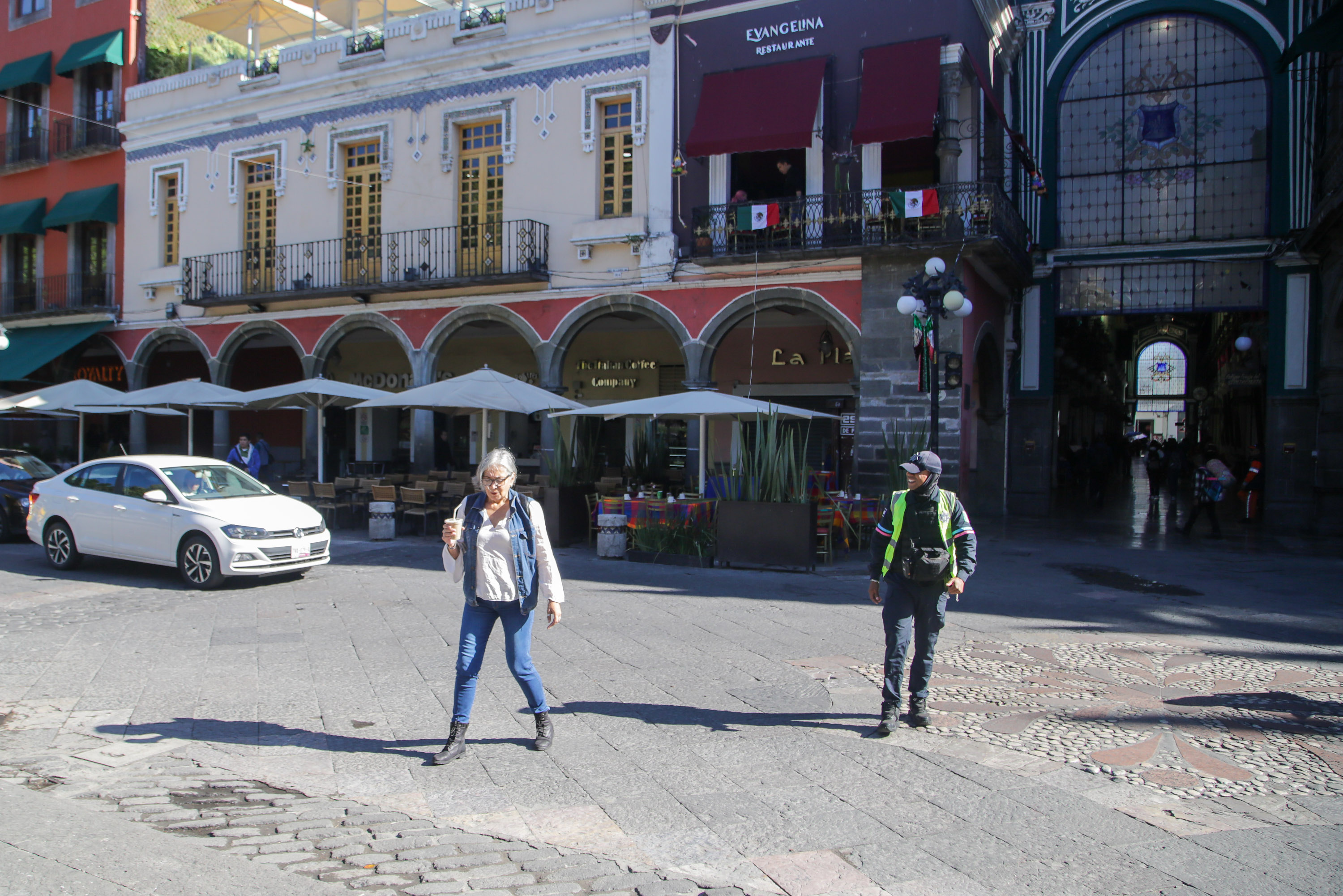 Sin semáforos cruce del zócalo al pasaje del Ayuntamiento