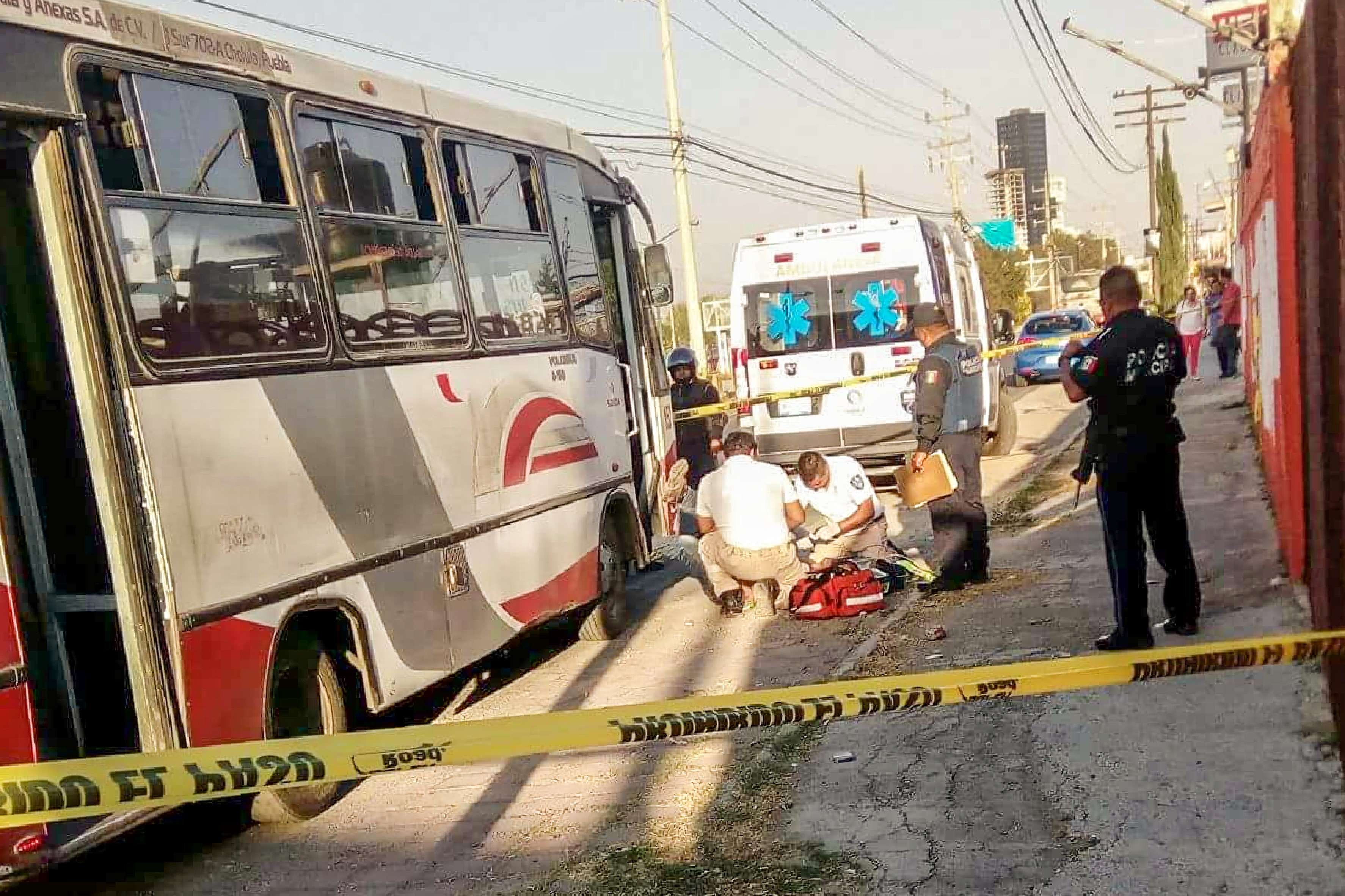 Durante asalto, asesinan a usuario del transporte público en la Recta a Cholula