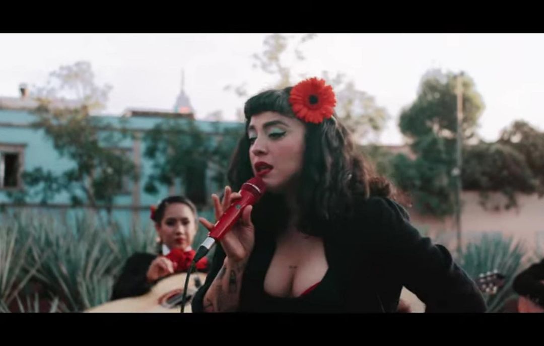 Se burlan de Mon Laferte por posar sin depilarse