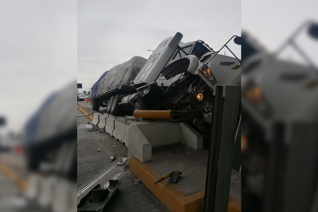 Tráiler se queda sin frenos y choca en caseta de Texmelucan