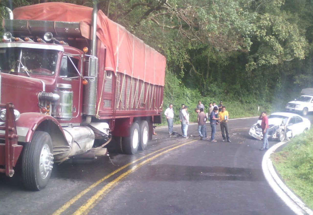 Choque entre auto y torton ocasiona cierre de la México-Tuxpan