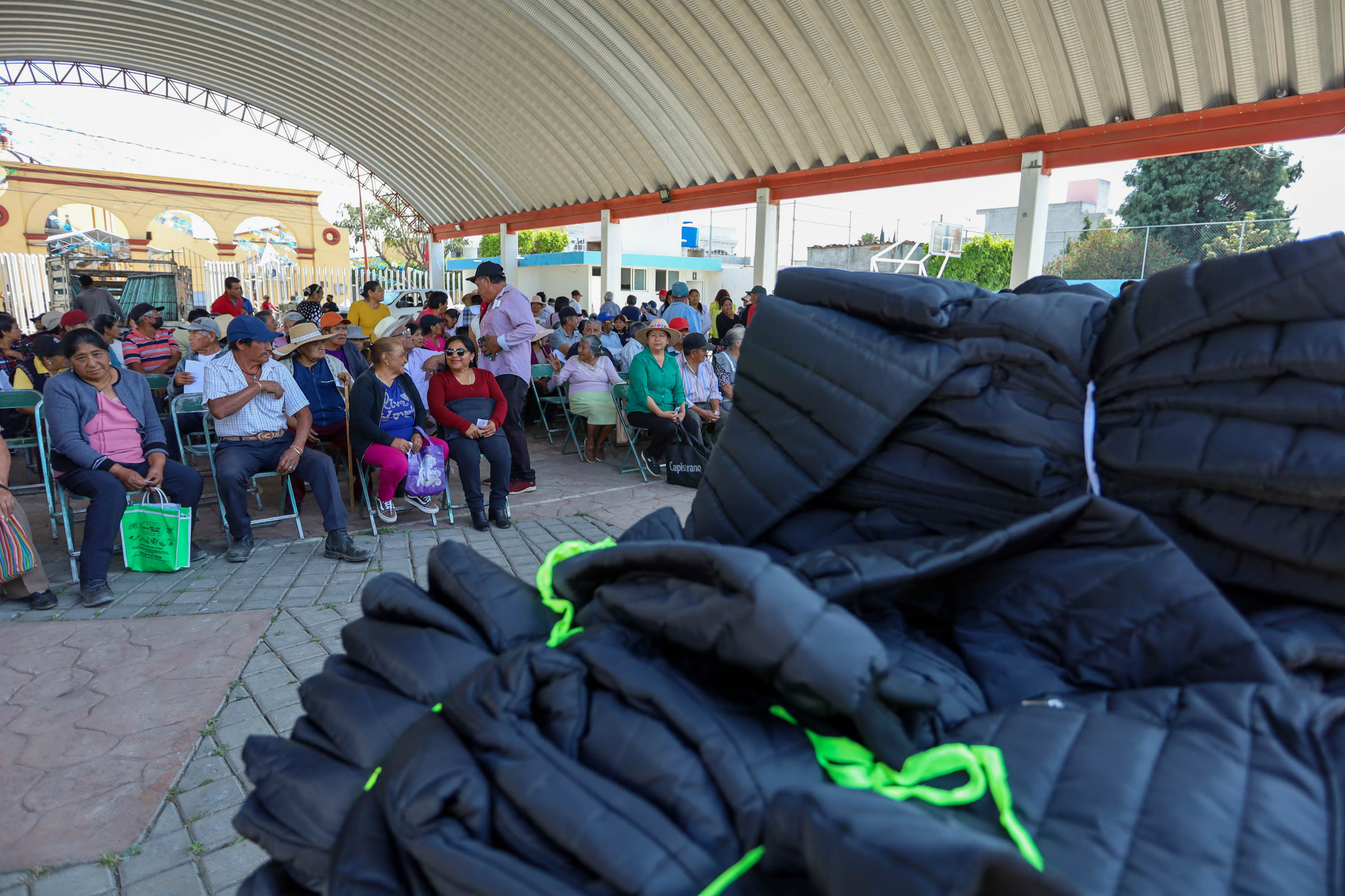 VIDEO DIF de San Pedro Cholula entrega chamarras a adultos mayores