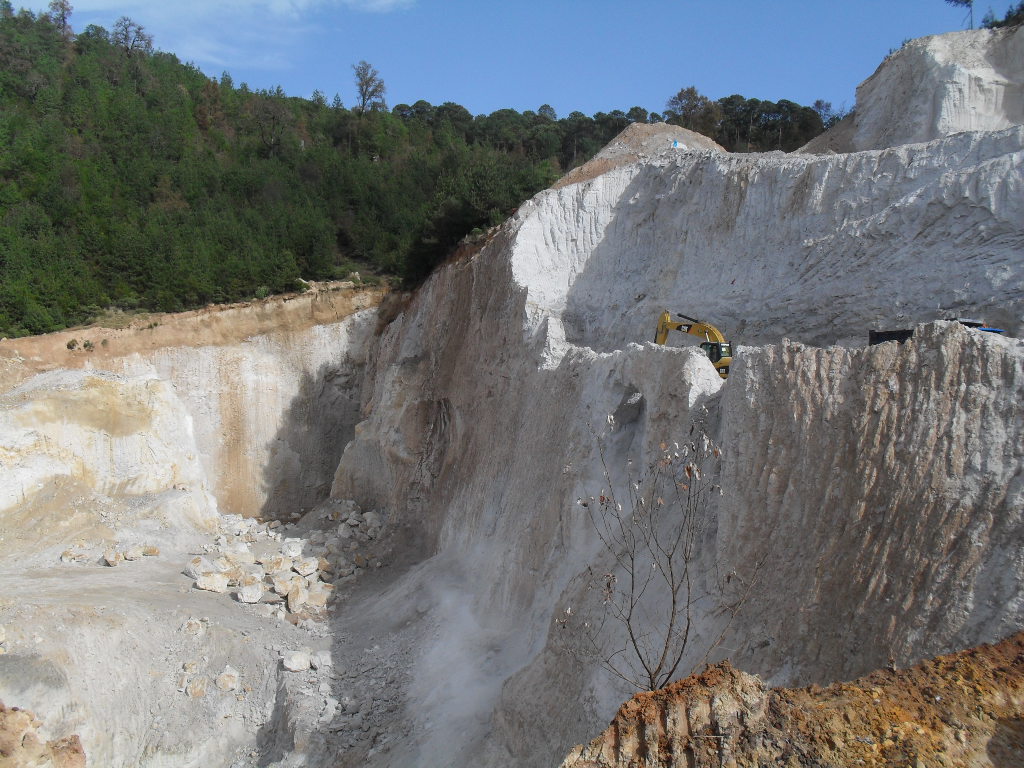 Autorizan en sigilo nueva mina de feldespato en Zacatlán
